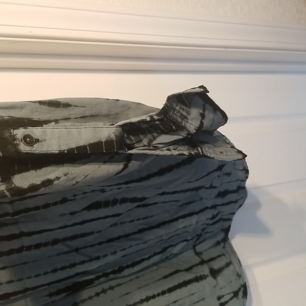 Rock & Republic Long Sleeve 100% Rayon Top. Lace up chest. Size Small - Picture 7 of 7